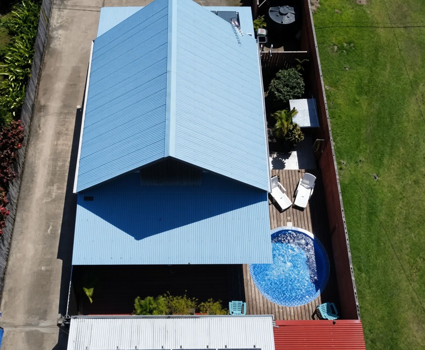 Vue aérienne du bungalow, du deck et de la piscine
