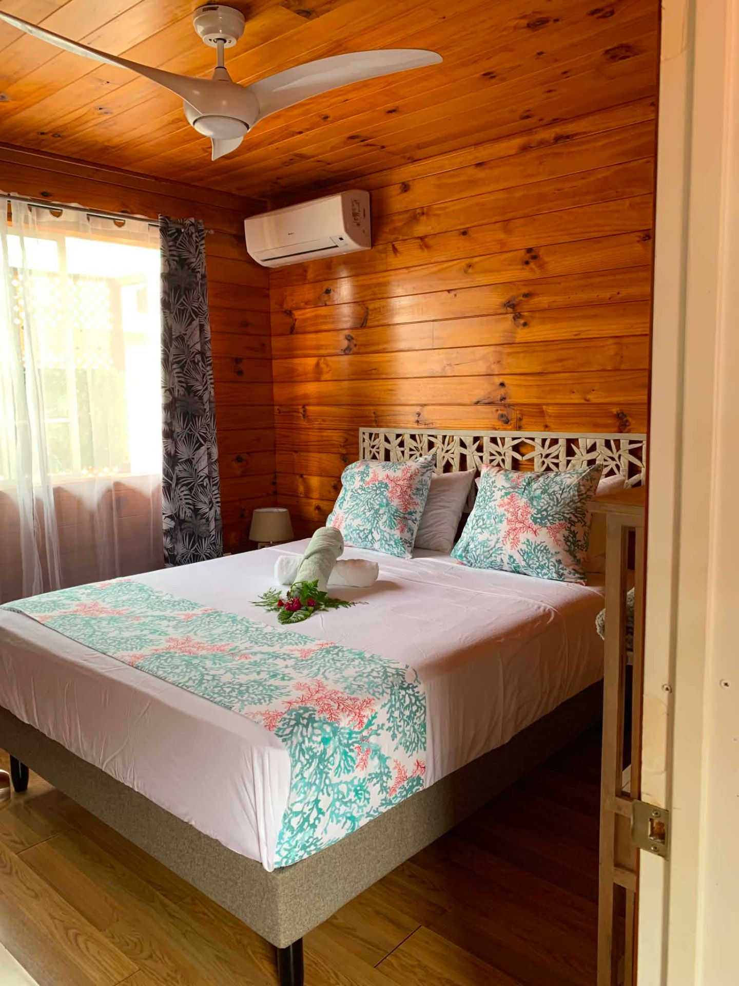 Chambre climatisée du rez-de-chaussée avec lit double et boiseries